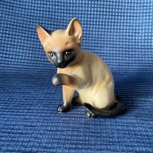 Lefton Siamese Cat with Paw Lifted H4032 Figurine